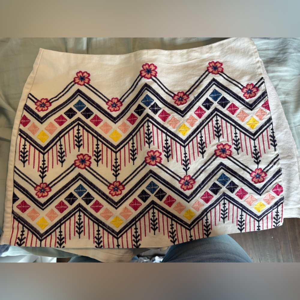 Colorful Embroidered Zigzag Patterned Fabric - image 1
